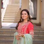 Sargun Mehta Instagram - My last smile is a pretty fake reel smile 🤣🤣😷😷😷 Wearing - @the_rosegirl Earings - @balkishanjewellers #madlove #wedding #mehndi