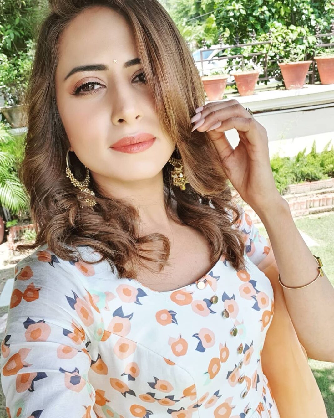 Sargun Mehta Instagram - Sukhi saandhi laavein SURKHI BINDI sanjna di. Tere khwaaban nu khamb lawan wala aawe 😁😁 #SURKHIBINDI in theatres near you .
