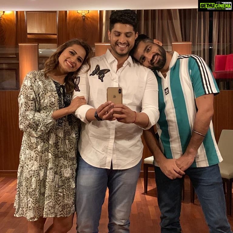 Sargun Mehta Instagram - @jagdeepsidhu3 tainu mere ch rano dikhi te tu mere utte ehna trust kita ohde layi 🙏🙏.🙏🙏. Tu magician hai , dactor hai, dost hai aur superstar bhi. 💥💥💥💥 @gurnambhullarofficial Bhullaran da munda kamaal karega aur dil jeetega. Lambi race da ghoda hai 💥💥💥🤗🤗🤗 @shrinarotamjifilmsproduction @ankitvijan29 @navdeepnarula26 @thite_santosh #gurjit qismat tohn baad ek vaar fer enha trust dikhaun layi 🙏🙏🙏 Hunn tahn ho gayi film release. Bass 💃💃💃💃💃💃💃💃💃 SURKHI BINDI IN THEATRES NEAR YOU 💄🛑