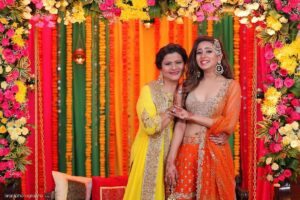 Sargun Mehta Instagram - Jaan hai aur mera jahaan bhi. Happy birthday mumma .we love you ❣❣❣❣❣❣❣ @aradhanasp14