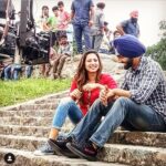 Sargun Mehta Instagram – QISMAT 2 di taiyaari shuru ho gayi 🙏🙏❣❣ Abhi toh “QISMAT” ki yaadein bhi taaza hain.
@ammyvirk tenu yaad aa ki ess pictire de waqt main tenu kehda joke sunaya si ?
Fer appan jaake monitor te @jagdeepsidhu3 nu vi sunaya si .te bada hassey vi si ..
Dasso kehda wala si jaggi te ammy .?