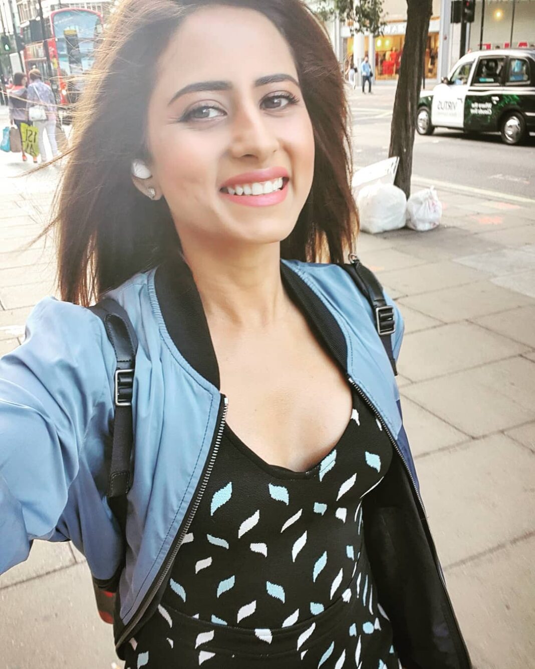 Sargun Mehta Instagram - London got me happy like ❣❣❣