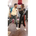 Sargun Mehta Instagram - #ChandigarhAmritsarChandigarh aa rahi hai #24THMAY2019... THIS IS WHAT WE PUT TOGETHER IN 3 MINS JUST WHEN I WAS LEAVING FOR MY FLIGHT TO CANADA.. @ravidubey2312 judge na karna , pyaar dena aur apna VERSION bana ke dikhana #ambersardepapad #sargunmehta #gippygrewal #ravidubey #punjabimovie #punjabisong @timesmusichub