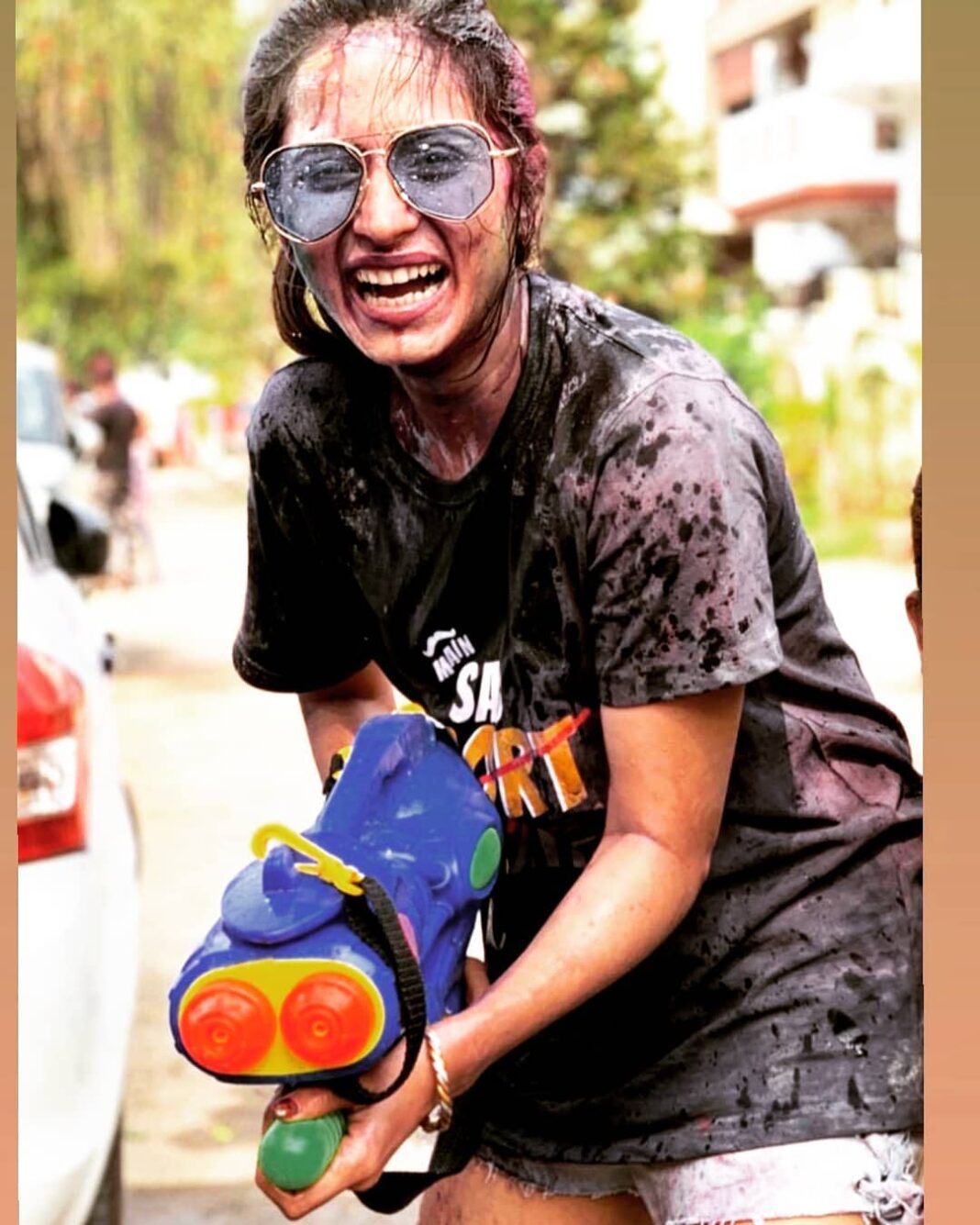 Sargun Mehta Instagram - I dont know how girls look sexy in their holi pictures, i barely manage to look human 🙈🙈 #happyholi