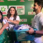 Sargun Mehta Instagram - It's important to instill the habit of sharing household responsibilities within boys at a young age. I am glad @sudhadubey02 has taught @ravidubey2312 to #sharetheload at home. @ariel.india is leaving no stone unturned to spread the word about gender equality when it comes to domestic chores. Thank you, Ariel, for making all us women feel like superheroes!