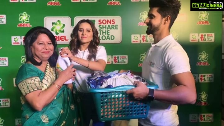 Sargun Mehta Instagram - It's important to instill the habit of sharing household responsibilities within boys at a young age. I am glad @sudhadubey02 has taught @ravidubey2312 to #sharetheload at home. @ariel.india is leaving no stone unturned to spread the word about gender equality when it comes to domestic chores. Thank you, Ariel, for making all us women feel like superheroes!