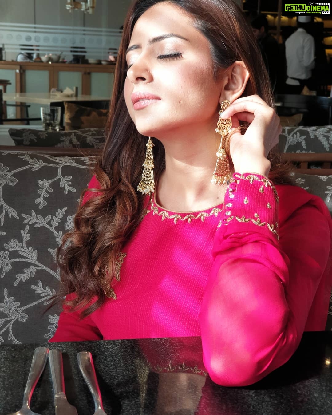 Sargun Mehta Instagram - Hath laaya daag painde Ehni tu sunakhi ni. Bains bains chalu tenu saari raat pakhi ni😁😁 TENU PHULAAN WANGU RAKHUGA SHAUKEEN JATT NI❤