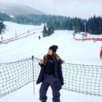 Sargun Mehta Instagram - Thand chahe jitni marzi ho, attitude apna ek dum garam hi rehta hai 🌡🌡😎 Itni orginal line kabhi pehle sunni hai ??🤪 #whistlervillage #alberta #canada #snowday #tubing #sargunmehta Whistlers Mountain/ Jasper/ Alberta