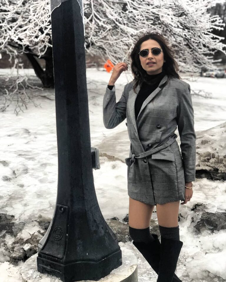 Sargun Mehta Instagram - Winter is only cold for those, who have no warm memories. #toronto #niagarafalls #sargunmehta #traveldiaries #canada #love #snow