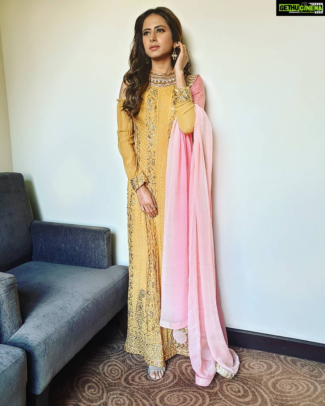 Sargun Mehta Instagram - #2DAYSTOGO #KALASHAHKALA #14THFEB2019 #valentinesday #sargunmehta #binnudhillon #JordanSandhu #dreamiyataentertainment #zeestudios
