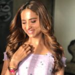 Sargun Mehta Instagram - Jhuki jhuki si nazar Bekrar hai ki nahi ❤ Make up - @nikki_rajani Hair - @manojchavan61