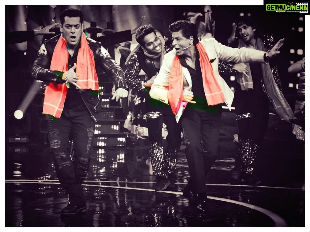 Shah Rukh Khan Instagram - Bhai ne Phir Jiyra Chakna Choor kar diya. Thank u Big Boss & @beingsalmankhan for a great evening starting with #Zero love you all.