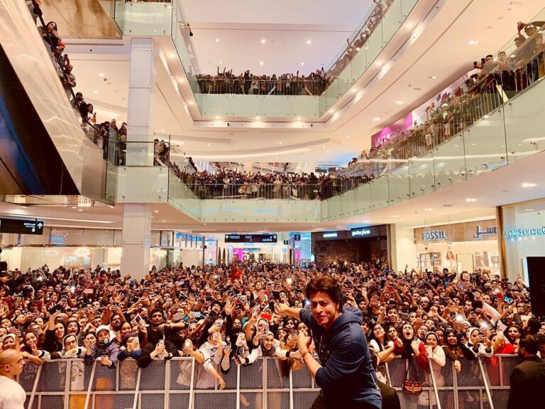 Shah Rukh Khan Instagram - Masha Allah. Thx Al Kout & Cinescape for getting me to meet such beautiful people. Ana Ahbak...I love you Kuwait. Issaqbaazi ho gayi Aap sab se.
