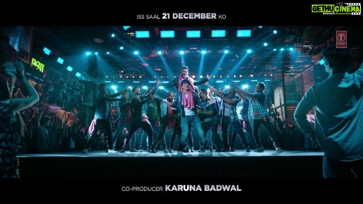 Shah Rukh Khan Instagram - Akele chale the ishq ke safar par, karne mehboob ko raazi, dost aisa mila raah mein, kar aaye Issaqbaazi. #IssaqbaaziOutNow Link in bio. @beingsalmankhan @anushkasharma @katrinakaif @aanandlrai @ajayatulofficial @irshad_kamil @sukhwindersinghofficial @aslidivyakumar @remodsouza @tseries.official @redchilliesent @cypplofficial