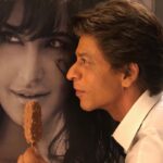 Shah Rukh Khan Instagram - Cos she doesn’t eat ice cream in real, Cos she has worked so hard & cos this reminds me of Darr...on @aanandlrai #Zero the film...’I lov u kkkKatrina..’ @katrinakaif