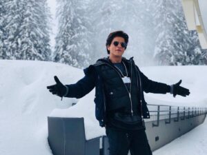Shah Rukh Khan Instagram - Switzerland main aake yeh na kiya toh kya kiya...?! Loving being at the Davos, now to get ready for the Crystal Award Ceremony. #DavosDiaries
