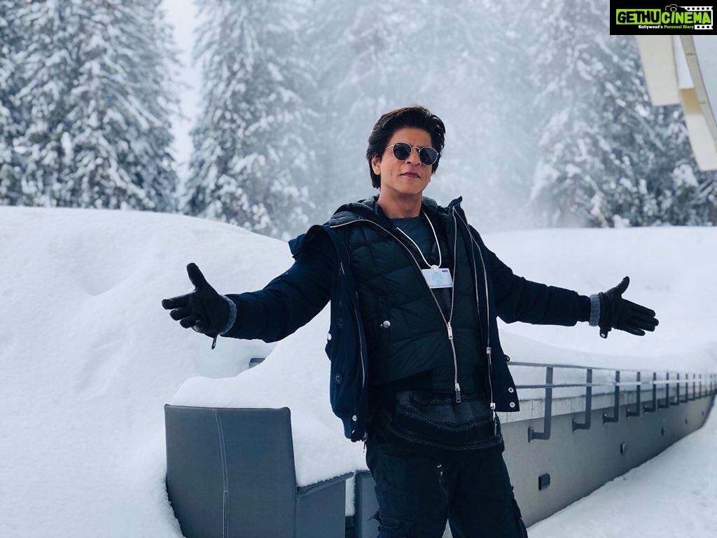 Shah Rukh Khan Instagram - Switzerland main aake yeh na kiya toh kya kiya...?! Loving being at the Davos, now to get ready for the Crystal Award Ceremony. #DavosDiaries