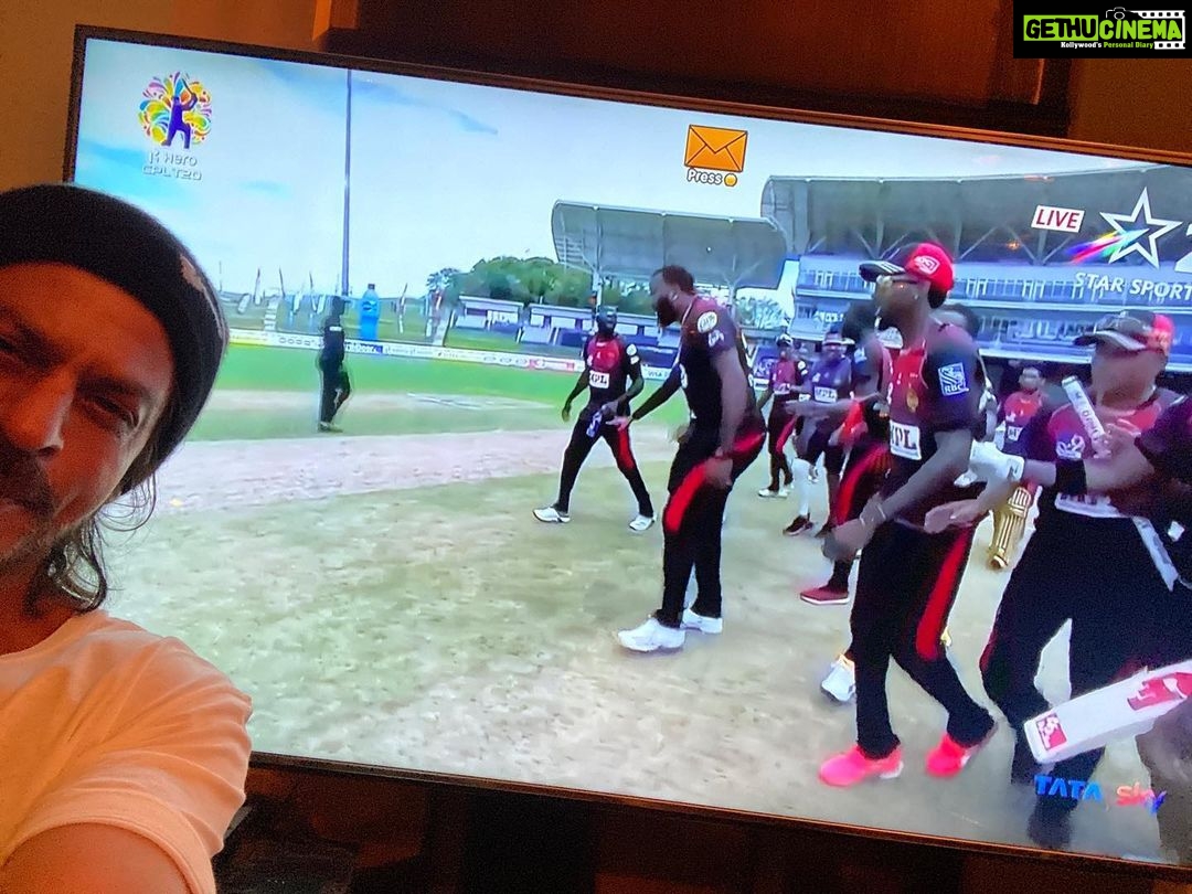 Shah Rukh Khan Instagram - Ami TKR we rule. Awesome display boys...u make us proud, happy and make us party even without a crowd. Love u team. @tkriders @simmo54 and my fav @dmbravo46 well done @kieron.pollard55 & my man @djbravo47 love you how many now4!!! @bazmccullum42 come to IPL lov u. Thank you Trinidad & Tobago and the @cplt20 for the tournament. @gototnt