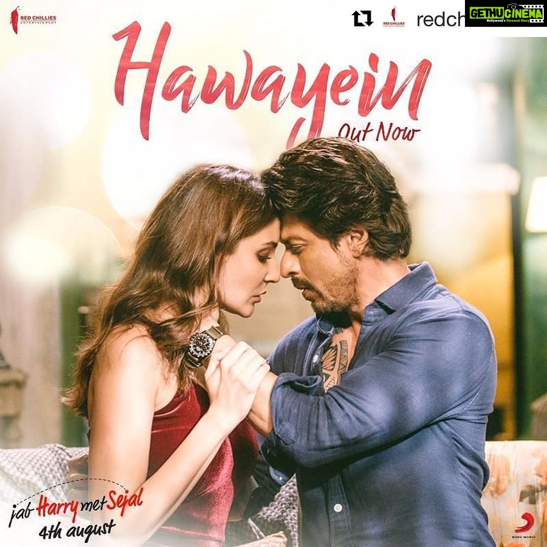 Shah Rukh Khan Instagram - Sejal, tere hi liye saari wafayein... #Hawayein #Repost @redchilliesent (@get_repost) ・・・ Le jaayein jaane kahan, yeh #Hawayein❤ http://bit.ly/HawayeinOfficial @iamsrk @AnushkaSharma @imtiazaliofficial @ipritamofficial @sonymusicindia #JHMSAug4 #JabHarryMetSejal #JabHarryMetSejalAug4 #ShahRukhKhan #AnushkaSharma #ImtiazAli #Pritam #JHMS