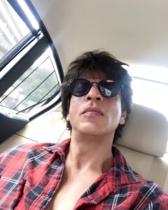 Shah Rukh Khan Instagram - Heat, hard work and happiness beckons to #aanandlrai sets.