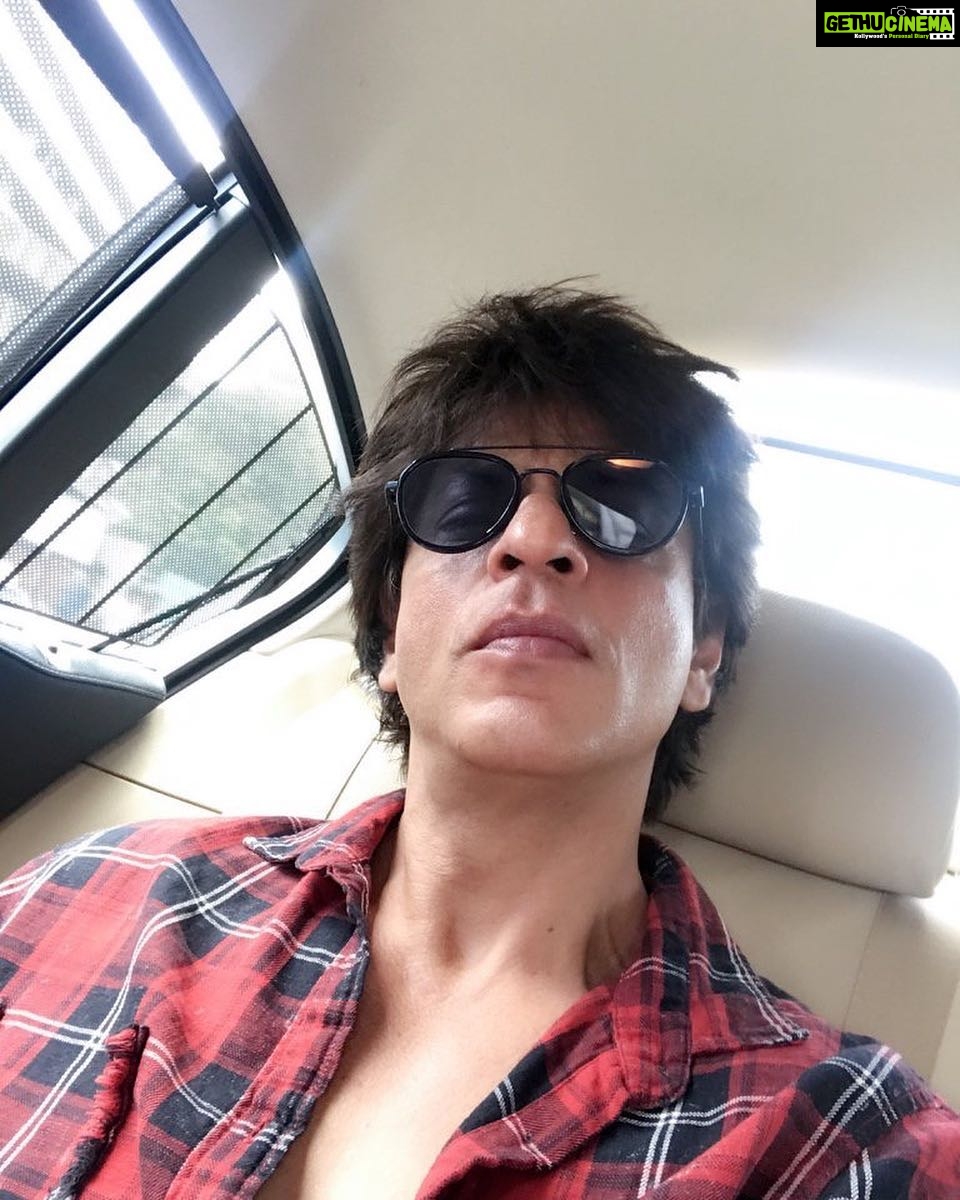 Shah Rukh Khan Instagram - Heat, hard work and happiness beckons to #aanandlrai sets.