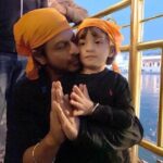 Shah Rukh Khan Instagram - At the Sri Darbar Sahib. Peace and love and all feelings beautiful. Thank u Amritsar.
