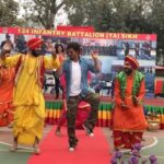 Shah Rukh Khan Instagram - Celebrating the Republic Day with army jawans full Punjabi style. Thank u AajTak.