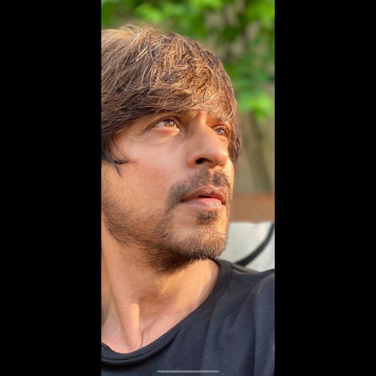 Shah Rukh Khan Instagram - I believe this moment in our lives will finally be a memory of when we had all the time on our hands & our loved ones in our arms. Here’s wishing this for every1. Stay Safe.Stay Distant.Stay Healthy. PS:The selfie has nothing to do with the msg, thought I look good, so I sneaked it in