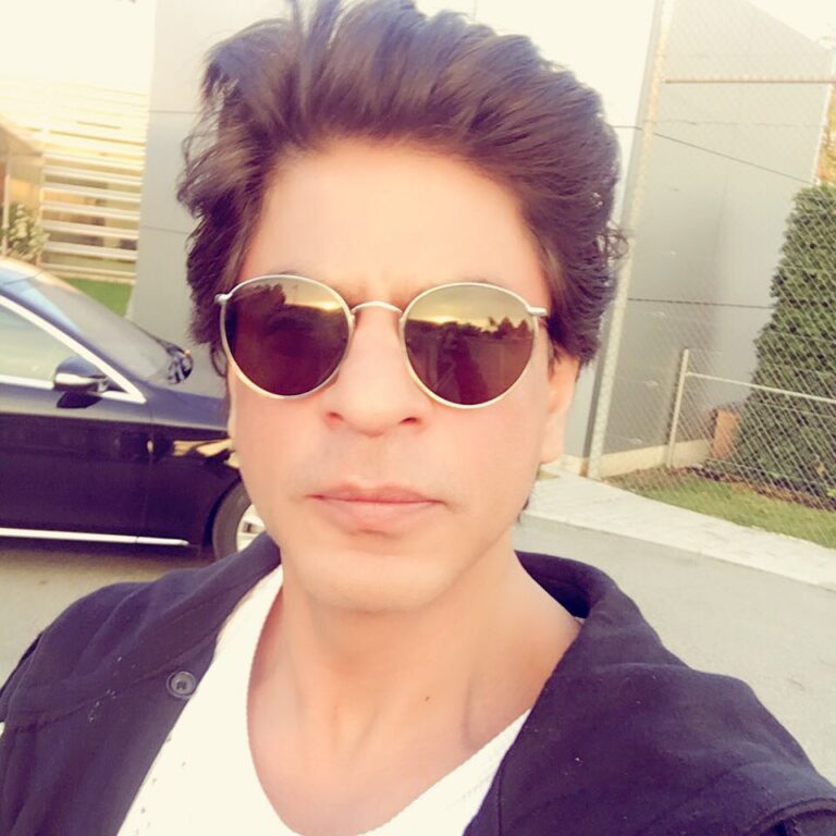 Shah Rukh Khan Instagram - Saw the German Dramedy 'The most beautiful Day' onboard. Outside Munich airport feels the same. (the hair needs combing) #MunichTravelogue