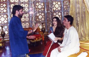 Shah Rukh Khan Instagram - All the late nights….the early mornings…. hard pace & problems. Worked out fine because of the gorgeous @madhuridixitnene . The stunning @aishwaryaraibachchan_arb , ever cheerful @apnabhidu dada, full of life @kirronkhermp and the whole team slogging it under the masterful and patient #sanjayleelabhansali. Only issue….the dhoti kept falling off….!! Thx for the love everyone. 
#19YearsOfDevdas
