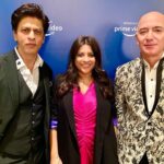 Shah Rukh Khan Instagram - Fun and learning evening with the Zordaar @zoieakhtar & the Zabardast @jeffbezos Thanx everyone at @primevideoin for arranging this. Aparna, Gaurav & Vijay Thx for ur kindness. #AmitAgarwal ur bow tie was a killer...