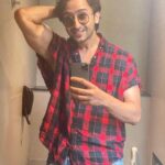 Shaheer Sheikh Instagram – Goa waale beach pe
Rani aankhen meech ke
#singingSinceMorning