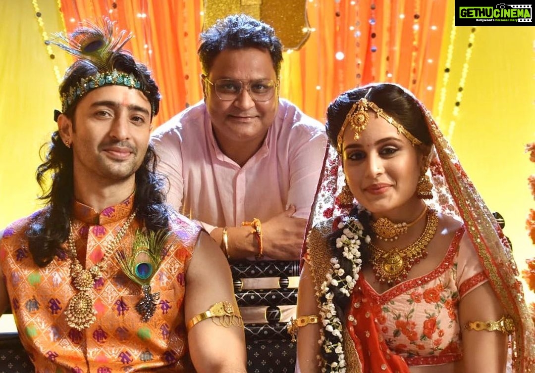 Shaheer Sheikh Instagram - As this journey comes to an end, the one who has been our anchor from Day1, @shrivastav_ashish bringing ‘Abir’ to life under your guidance and direction has been so fulfilling. By always balancing work and the fun quotient on-set, you made us all want to show up everyday and do our best. Thank you for giving me some of the most memorable times. 🙏🏻❤️ #yehrishteyhainpyaarke #shaheersheikh