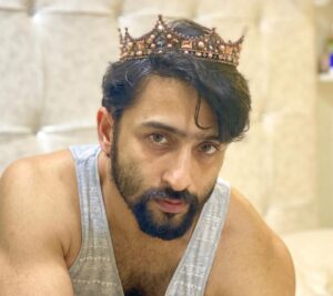 Shaheer Sheikh Instagram - Jab apni nae raah ki khoj mein tu niklega toh duniya tujhe gumraah kahegi.. 
teri apni hokar bhi teri kwaahishen tujhse juda rahengi.. 
Par jo iraade neek hon tere toh ye kaainaat bhi teri humraah banegi. 
Aur jisne daage the ilzaam tujpar wo  duniya bhi tujhko marhaba kahegi. #meinshayartohnahi #Ss 
Missing the beard 🙇‍♂️