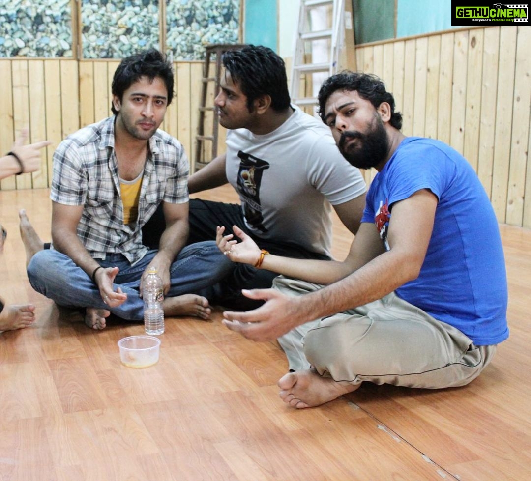 Shaheer Sheikh Instagram - Those training sessions for Mahabharat are some of the most beautiful memories I have. Not many production houses will put in so much time and money in training their actors so that they can do a better job when the shooting starts, but this is one of the many reasons why @realswastik is class apart. I wish I had more videos and pictures from these training sessions because it was just magnificent. #DownMemoryLane #fromthebeginning #bachpanse #stayhome #staysafe