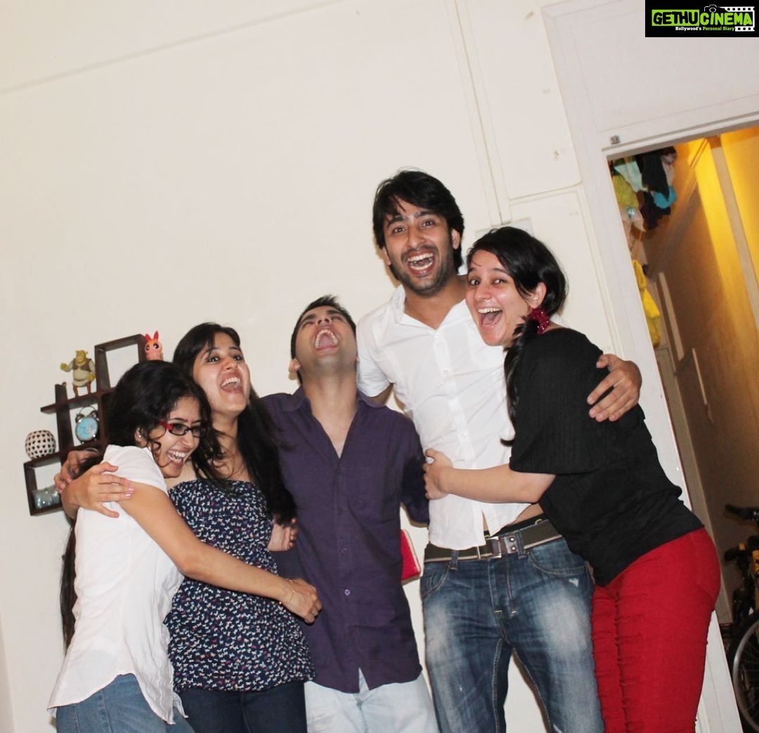 Shaheer Sheikh Instagram - I had never faced the camera before, so it was a big challenge for the production house and the director to teach me everything. For me the experience was like going back to school, where I’d spend the entire day with my friends. It was a treat to work with Sol productions as they made sure that we were well taken care of. Being my first show, this not only served as my learning curve, but I also had a total blast while shooting for KMHL. #bestMemories @sanaaminsheikh @iamashishjuneja @battatawada #NazneenGhaani #DownMemoryLane #fromthebeginning #bachpanse #stayhome #staysafe