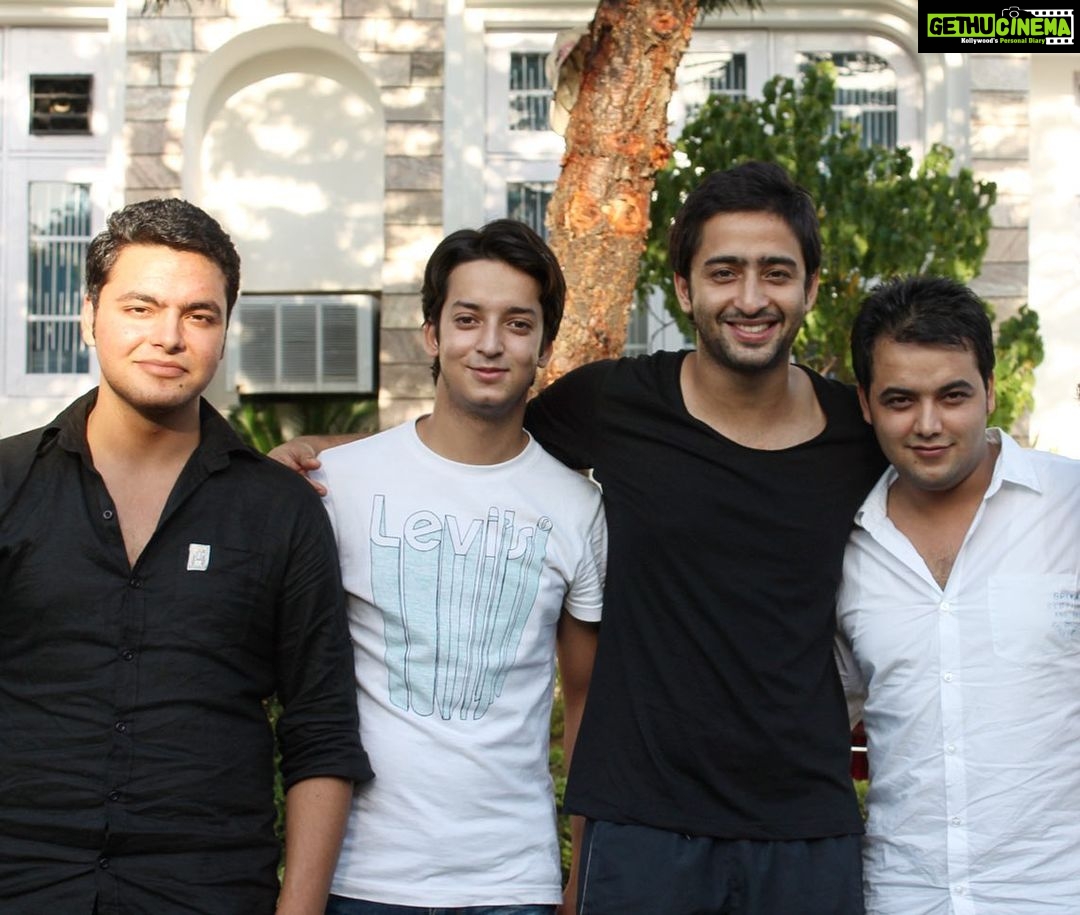 Shaheer Sheikh Instagram - Cousins and extended family is basically considered to be not closely related .. but we changed the meaning of few words in our family. Thank you for always being there for me and sorry for all the functions and festivals I couldn’t be a part of. My life is so incomplete without u guys. #DownMemoryLane #bachpanse #fromthebeginning #stayhome #staysafe
