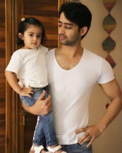 Shaheer Sheikh Instagram - Eid Mubarak.. Selamat hari raya idul fitri 1440H .. mohon maaf lahir batin. 🙏 from #madMamu and #incredibleAairah 😊