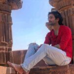 Shaheer Sheikh Instagram - Aksar naaraaz rahti hai mujhse zindagi.. ki ab tukdun mein jeene ki aadat hogae hai mujhe. #SS #madMe #shaheersheikh