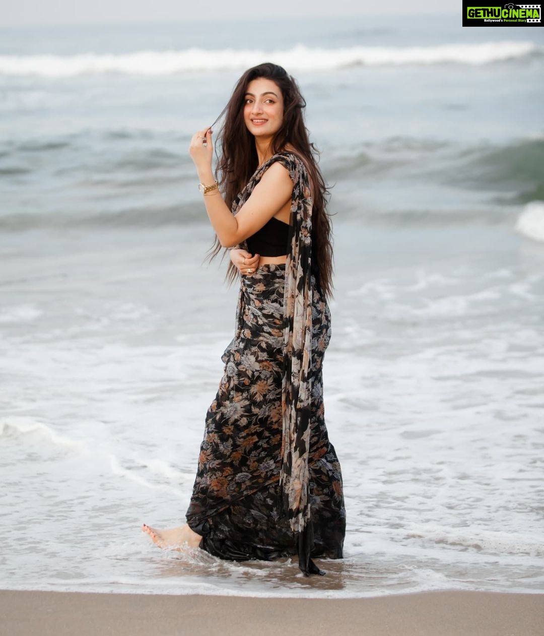 Sherlin Seth Instagram - A love affair between the sea and the saree! #waterbaby With my favourite team 🧡 @abhinay_venkat @vinaydev628 @demarcofq @pavantanooj_photography @_a.w.o.l_ . . . #saree #sareelove #beachlife #beachvibes #sherlinseth #tamil #tamilactor #telugu #tamilponnu #unarvugalthodarkathai #beautifulgirls #kashmirigirls #nomakeup #foryoupage #forme #viralpost #viralreels