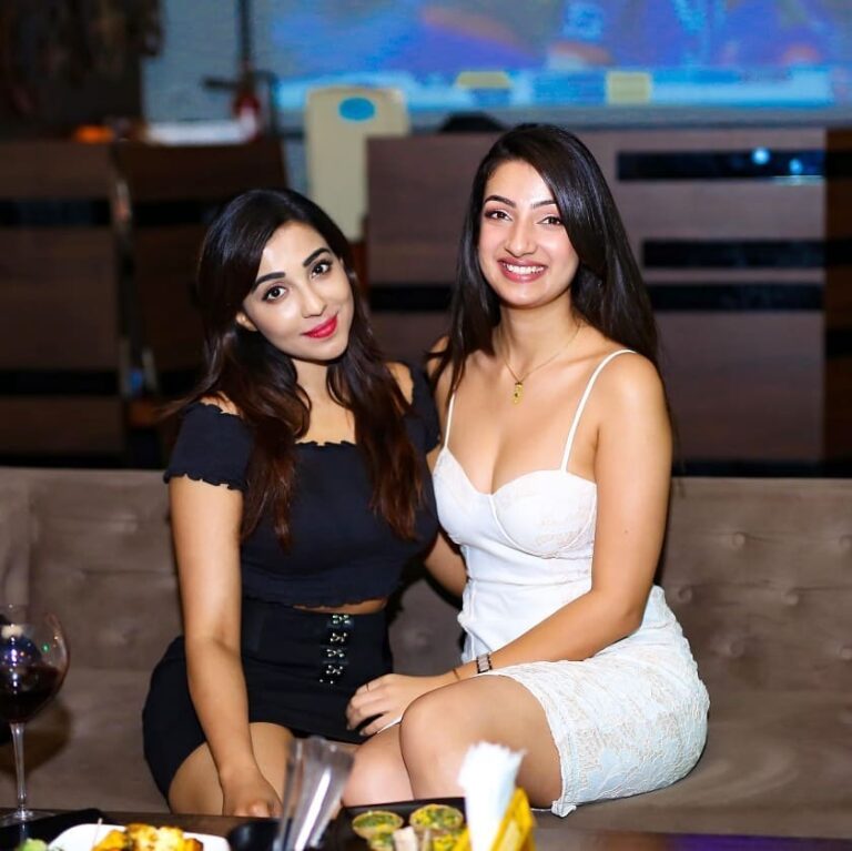 Sherlin Seth Instagram - Fun, food and happy faces ❤️🌼 Meet me soon @paro_nair 😘 Had so much fun at your birthday party @deeprajguliani 😂❤️ PC : @anandkriz05 The Slate Hotels