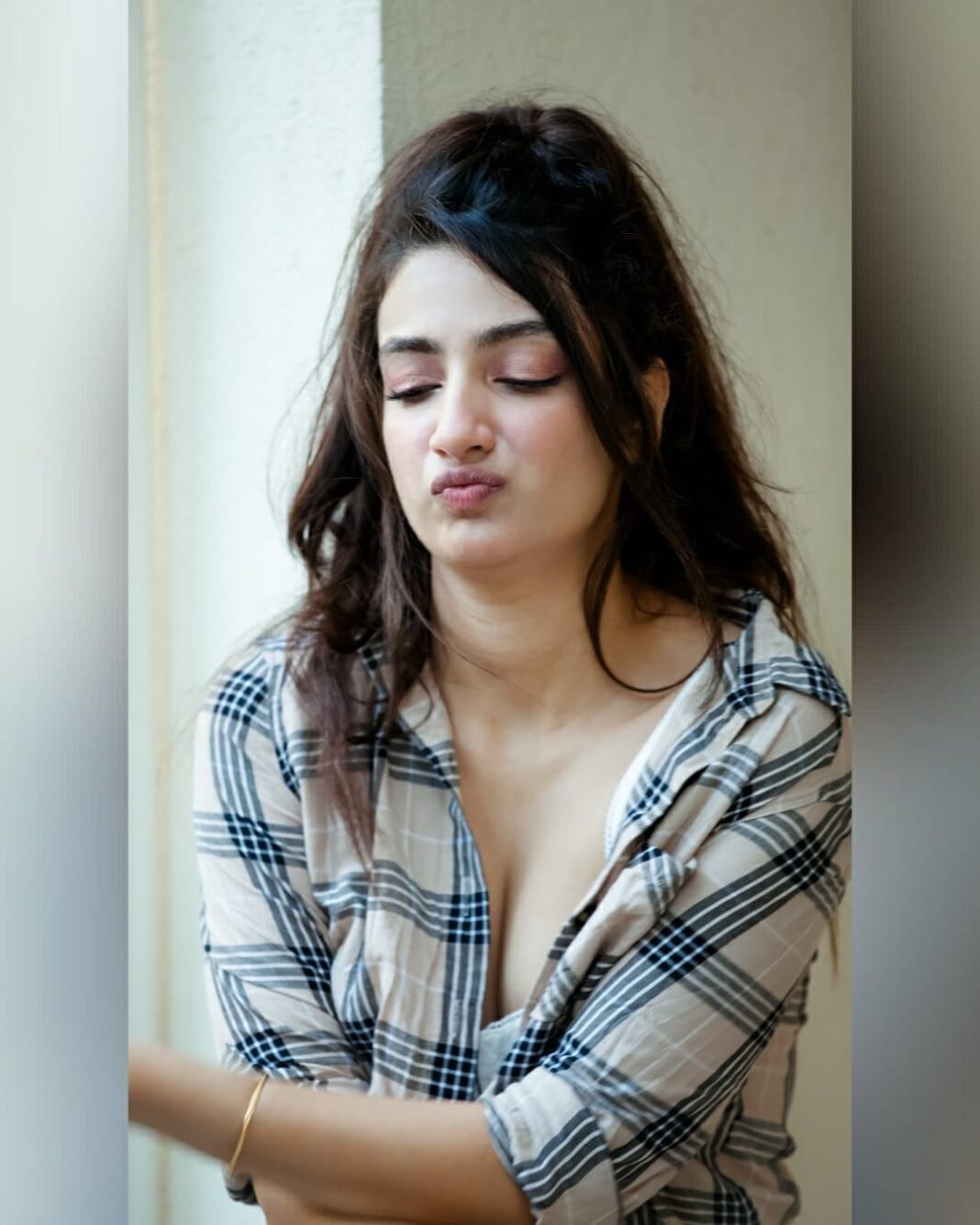 Sherlin Seth Instagram - Dancing to the rhythm of my own beats 🤖💃 . 📸 @abhinay_venkat . . #beauty #beautiful #tamil #tamilnadu #lockdown #trending #actress #cute #girl #sherlinseth #kollywoodactress #kollywood #bollywoodcinema #tollywood #telugu #teluguactress #nature #calm #soothing #loveyourself #viral #viralpost #foryoupage #foryou #instagood #instadaily