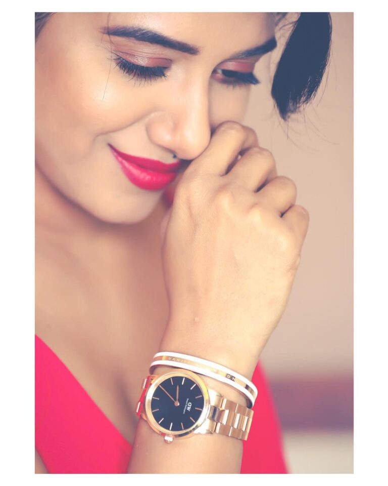 Shilpa Manjunath Instagram - Time to get shopping !! With the latest @danielwellington offer, you can buy a watch and get a complimentary strap ! Also, do not forget to use my code caps “DWXSHILPA” to save 15% on your purchase! Happy shopping! Bangalore, India
