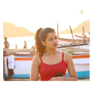 Shilpa Manjunath Instagram - This pic here.. I was made to stand for a minute just to adjust those rays behind my hair .. #creativity outburst 👏👏👏👏