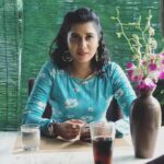 Shilpa Manjunath Instagram - Getting prepared for one long take of our movie.💃 #IspadeRajavumIdhayaRaniyum #coffeeshopscenes #tara ♥️♥️