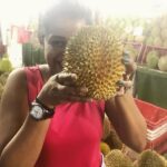 Shilpa Manjunath Instagram - Durian🍈 🙄looks like jackfruits lost cousin🙊🙊🙊 Thought wouldnt complete d one last TO-DO list in Singapore. Smells like shit 💩but tastes amazing 😋😋.. I would have deliberately missed my flight , but would not have returned without having it.. 😍😍 Thanks to our friend SHEIK.. @jeranjit #durian #singapore #Ispaderajavum♠️idhayaraniyum♥️ #promotions #irir1stsingle #Shilpamanjunath Geylang
