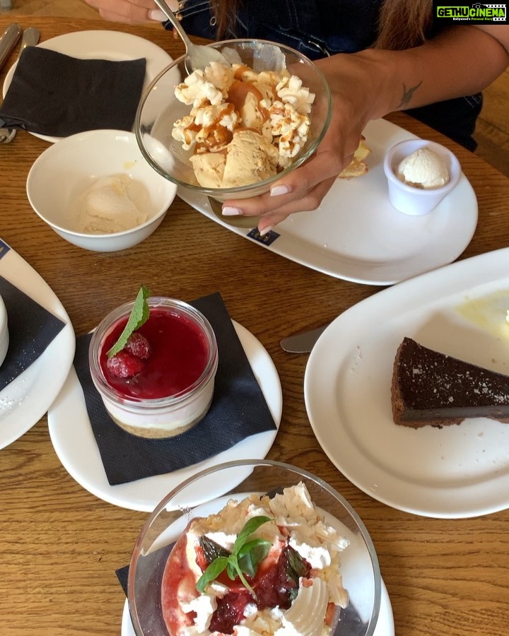 Shilpa Shetty Instagram - A high calorie #sundaybinge .. 🤦🏻♀️ On the menu #cremebrulee ,#chocolatetorte #caramelpopcornicecream #etonmess #cheesecake #applepie .. Phew!! Just like this amazzzinggg spread , let me give you some equally amazzzingg “sweet news “to binge on...hmmmmm ..itni bhi jaldi kya hai!😉😋 Coming SOOOONNNNN .. Watch this space for more💥🧿💥 #sundaybinge #sweetnews #happiness #gratitude #dessert #foodcoma #londondiaries #comingsoon #sweettooth #cheatday #love #foodie #foodiesofinstagram #celebrating