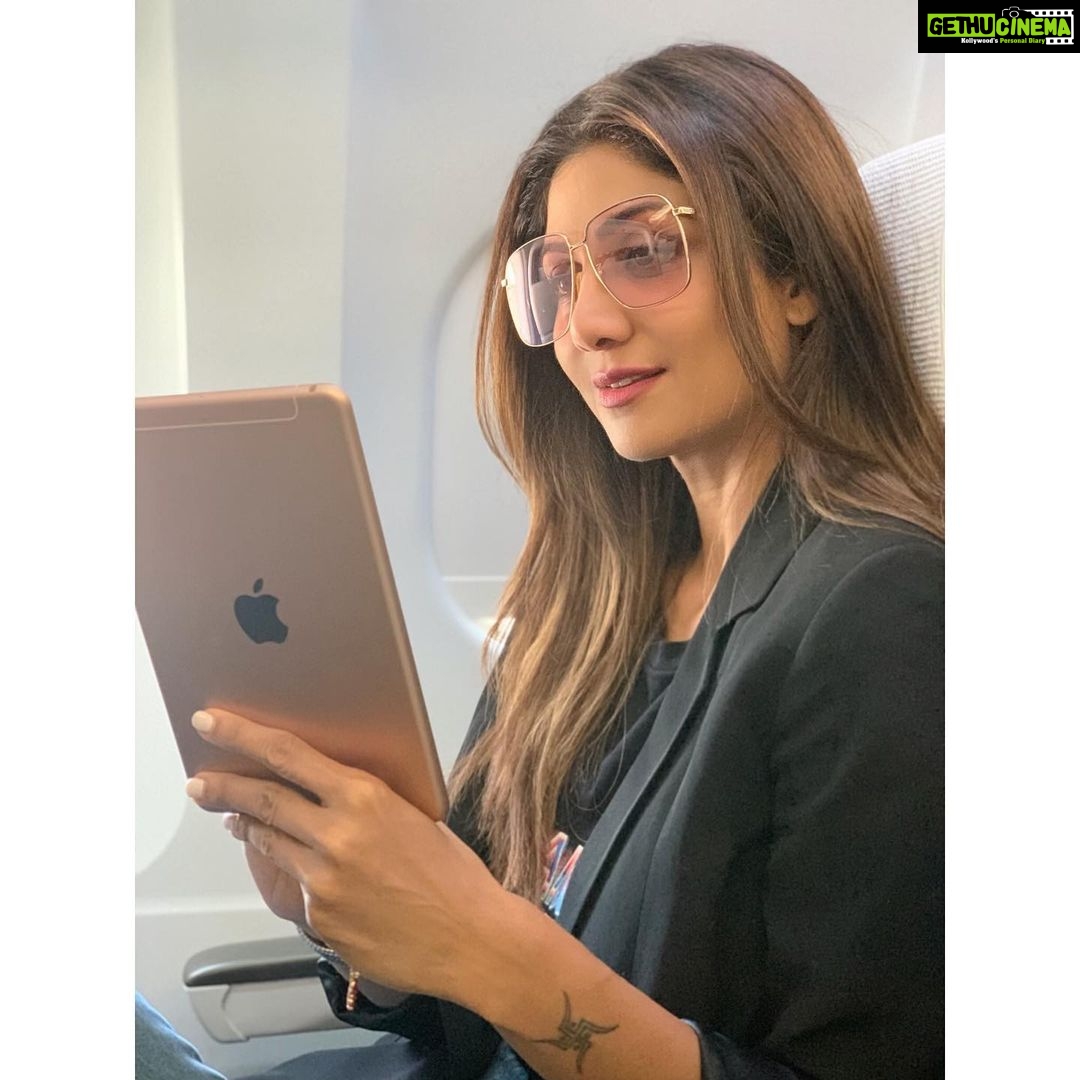 Shilpa Shetty Instagram - Can’t do without my apple a day... My constant companion on travels! And now that @aptronixindia is launching India’s First Flagship APR store at High Street Phoenix, Mumbai, and I can’t wait to see what all they have ‘in store’😄 You can also win a chance for an exclusive preview of this Flagship Store and win some cool prizes! To participate, download the Shilpa Shetty app on your Apple device, emulate any one of my fitness videos as I have there and share your entries by 22nd July, 2019. Don’t forget to tag your entries with #FlagshipStoreAPR #CreateWithAptronix #WalkIntoTheCloudwithAptronix, and tag and follow @Aptronixindia to stand the chance of being one of the lucky winners on 28th July, 2019!