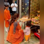 Shilpa Shetty Instagram - || Karpur gauram karunavtaaram Sansar saaram, bhujgendra haaram Ho sada vasantam, hridayaaravinde Bhavm bhavani, sahitam namami || ~ My #MondayMotivation… my kids and faith🙏😊 Some things can’t just be passed down to the next generation without them witnessing us doing it. It’s important to me that my kids grow up with the same values and traditions that our parents inculcated in us. Sowing the seeds of faith in both of them from a young age was something I always intended doing… because I know that faith grows stronger and becomes a lot more deep-rooted as we grow older & helps us experience life in all its glory surrendering to the almighty. Bliss✨ Happy Monday to all of you!❤️ . . . #family #kids #traditions #faith #Navratri #day5 #gratitude #blessed