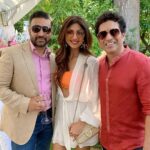 Shilpa Shetty Instagram - Summer parties be like... You guys are the best hosts @simkanwar and #neerajkanwar . Ps: @sachintendulkar this picture has become a ritual every year😁😎😝 #summerparty #britishsummer #london #friends #posers #happy #legend St George's Hill